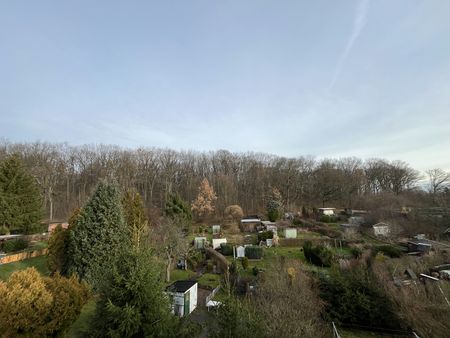 Dachgeschoss-Wohnung mit Wohlfühlfaktor – Einbauküche & Garten möglich - Photo 2