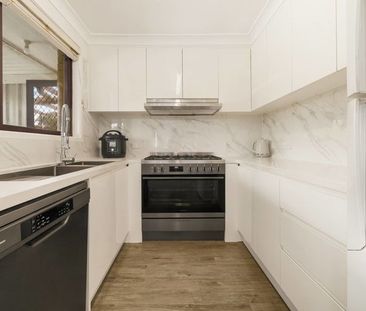 FAMILY COMFORT & CONVENIENCE IN THE HEART OF LEUMEAH !!! - Photo 6