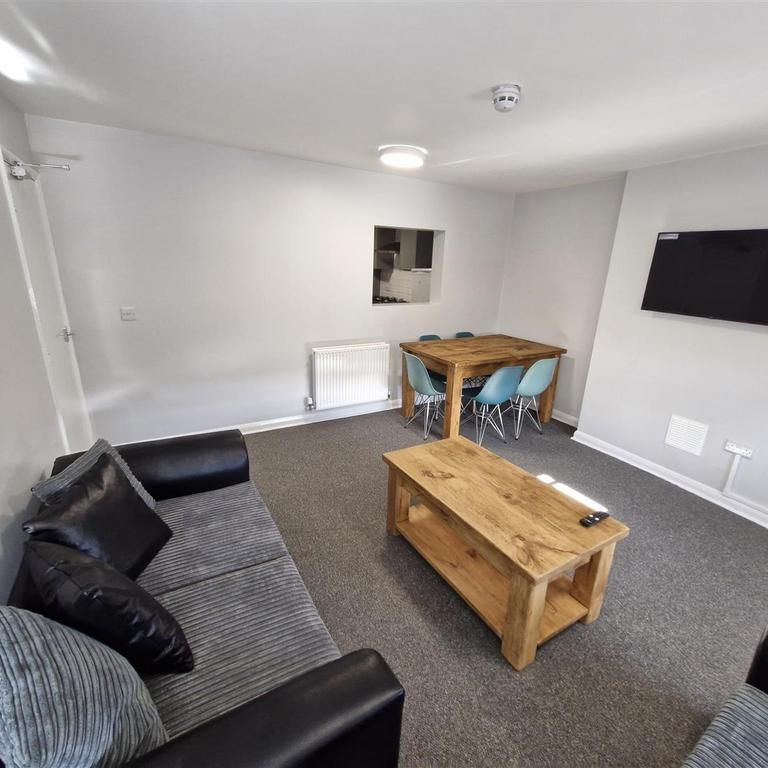 Mixed use to rent - Photo 1