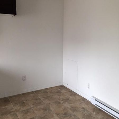 À VOIR 3 1/2 rénové appartement près métro Concorde - Photo 3