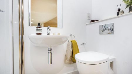 1 bedroom in a flat share to rent - Photo 3