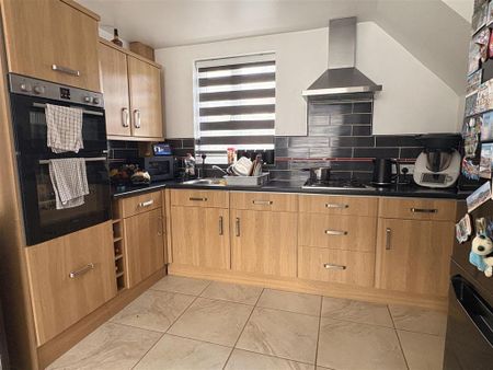 3 bedroom semi-detached house to rent - Photo 5