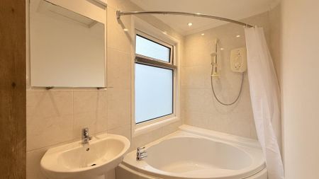 3 bedroom end of terrace house to rent - Photo 3