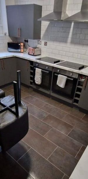 1 bedroom in a house share to rent - Photo 2
