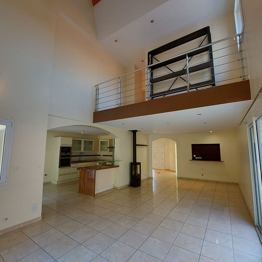 Location Maison 5 pièces 154m² - Photo 1