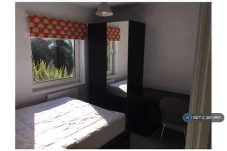 6 bedroom semi-detached house to rent - Photo 3