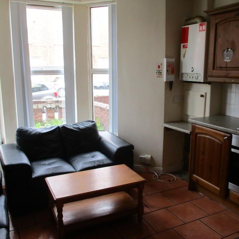 Great Apartment, 122a Fitzroy Avenue, Queens Quarter!, Belfast, BT7 1HX - Photo 1
