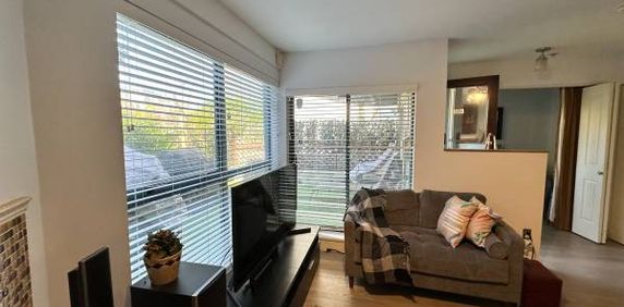 Vancouver Townhouse + patio fully furnished in Fairview Slopes - Photo 2