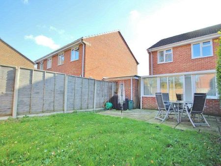 3 bedroom semi-detached house to rent - Photo 2