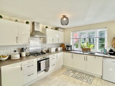 4 bedroom Link Detached Four Bedroom Home to rent - Photo 4