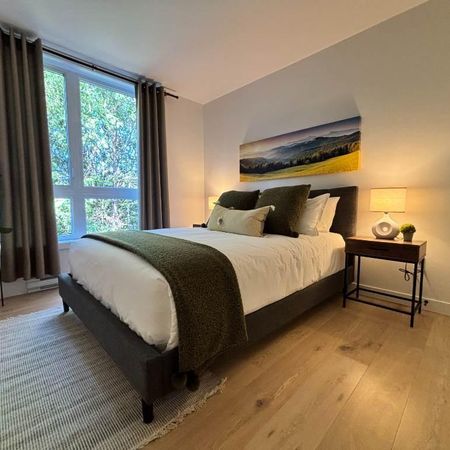 Condo moderne à louer | Gym, ascenseur et stationnement intérieur - Photo 3