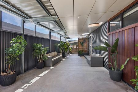 Charming in the Heart of Golden Square - Photo 2