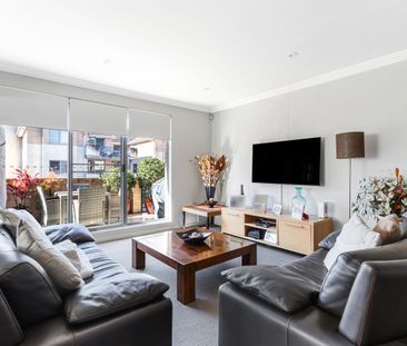 Contemporary top floor apartment - Photo 2