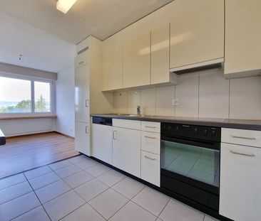 "Grossräumige Wohnung mit Balkon in zentraler Gegend!" - Photo 1