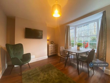 1 bedroom in a house share to rent - Photo 3