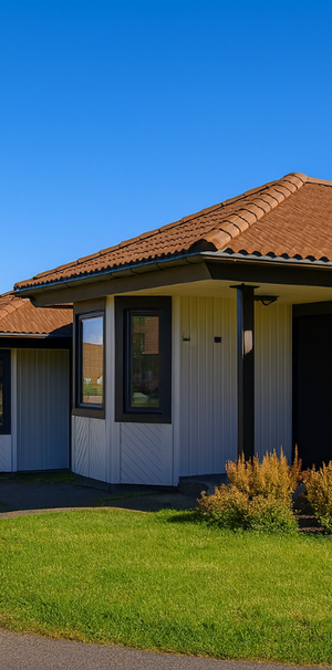 Välkommen till ett trivsamt boende i lugna och naturnära Östra Frölunda. Denna ljusa 2-rumslägenhet på 64 m² erbjuder en bekväm vardag med egen ingång, uteplats och modern utrustning. - Foto 1