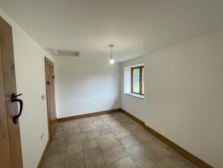 2 bedroom character property to rent - Photo 3