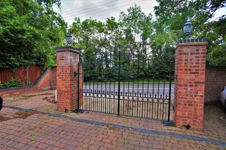 4 bedroom detached house to rent - Photo 5