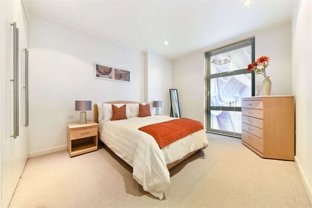 Spacious one bedroom apartment in a dockside development with a footbridge into the Canary Wharf Estate. - Photo 4