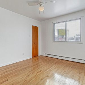 4 1/2 Haut De Triplex 2 Chambre Fermées - Photo 3