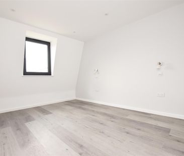 High Street, Hampton Hill, TW12 - Photo 1