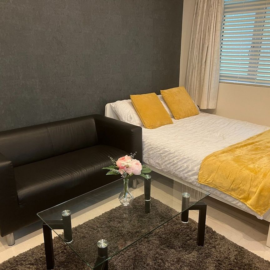 Studio Flat, North Crescent, N3 - Photo 1