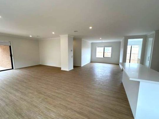 LUXURIOUS BRAND NEW BUILD IN CROWNLEA ESTATE - Photo 1