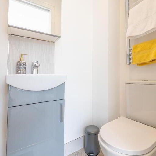 Room 1, Woodcot Avenue, Belfast, BT5 5JA - Photo 1