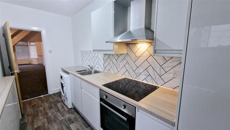 3 bedroom semi-detached house to rent - Photo 5