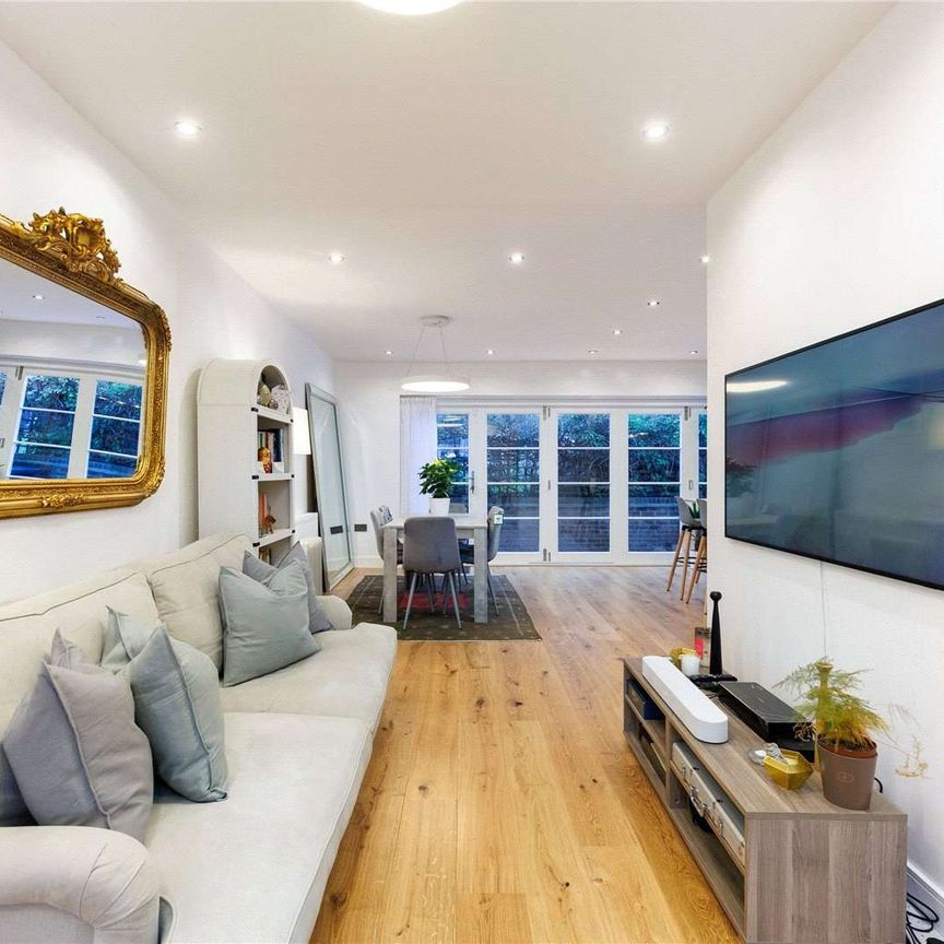 A lovely five bedroom mews house close to Battersea Square. - Photo 1