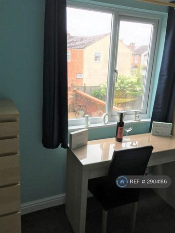 1 bedroom in a house share to rent - Photo 5