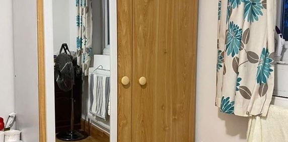 Room in a Shared House, Newbury Park, IG2 - Photo 2