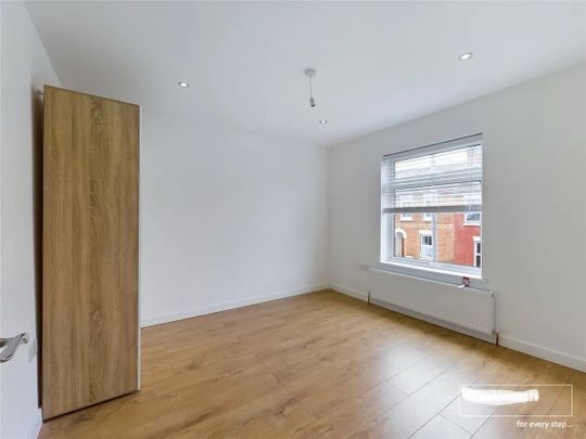 3 Bed Terraced House, Donnington Gardens, RG1 - Photo 1