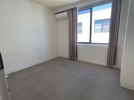 Light-Filled 2 Bedroom Apartment with Lock-Up Garage & Stunning Sunset Views - Photo 4