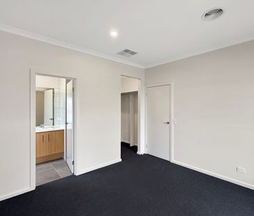 🏡 Brand New 4-Bedroom House in Eynesbury - Photo 2