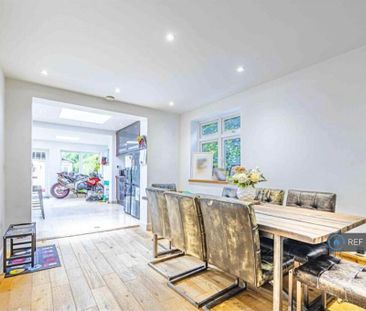 5 bedroom detached house to rent - Photo 3