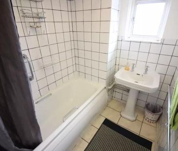 4 bedroom flat to rent - Photo 6