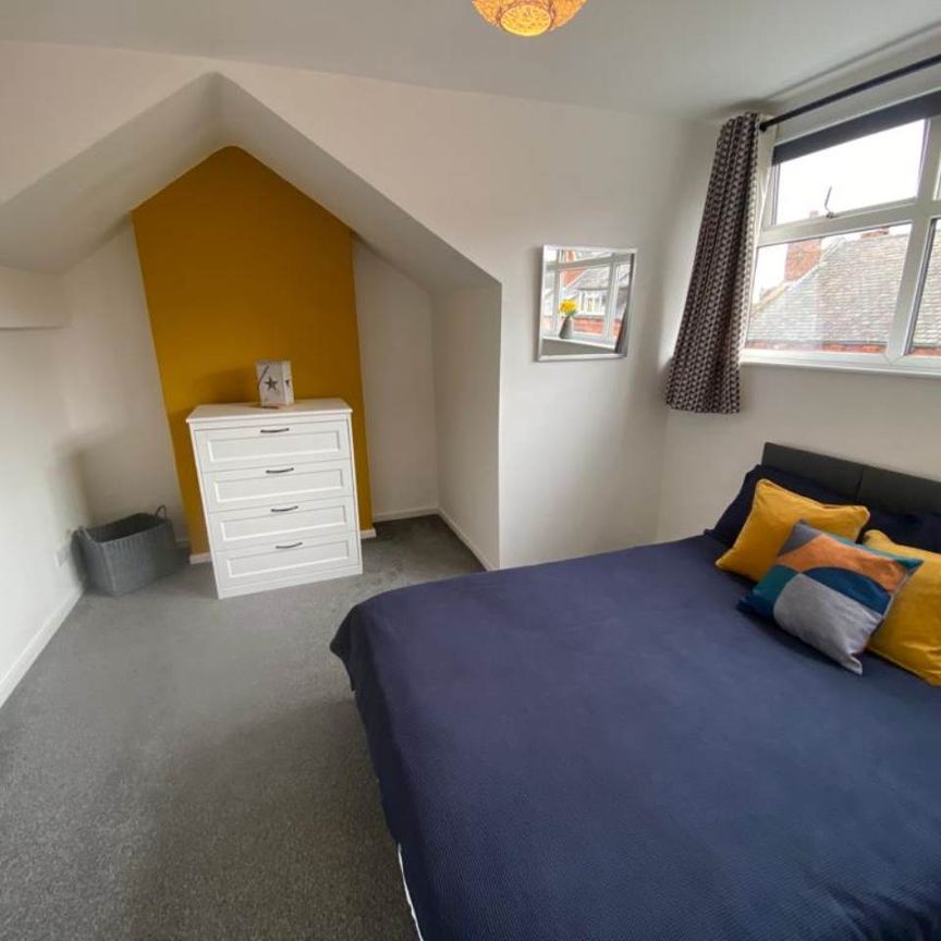 Edinburgh Grove (room 5), Armley, Leeds - Photo 1