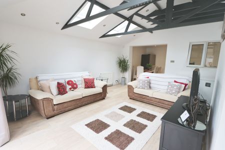 4 Bedroom Home – Medium Let - Photo 3