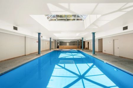 Resort-style courtyard apartment in prime location - Photo 2