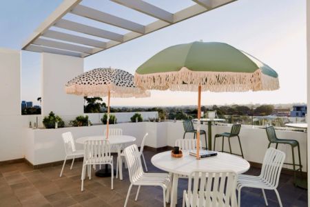 Studio Balcony - Photo 2