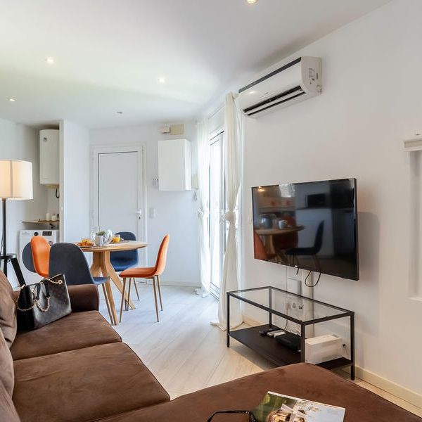 Charming 1-Bedroom Attic Apartment with Private Terrace in Eixample - Photo 1