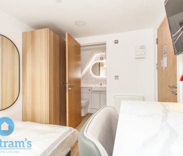 5 bed Apartment for Rent - Photo 1