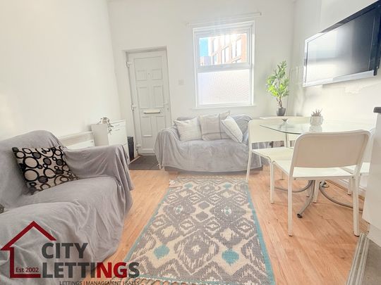 4 Bedroom Mid Terraced House - Photo 1