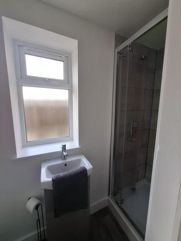 Room to let in newly refurbished HMO – Heneage Road - Photo 5