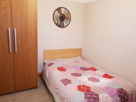 5 bedroom semi-detached house to rent - Photo 3