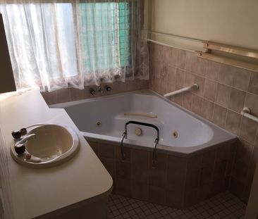 Lowset 3 Bed with Powered Work Shed - Photo 3