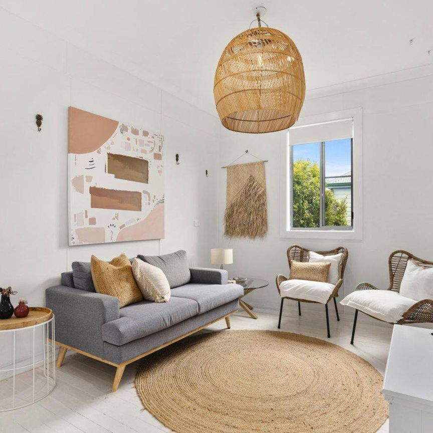 Stylish Renovated Cottage in an Unbeatable Location - Photo 1