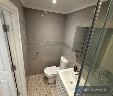 1 bedroom in a flat share to rent - Photo 3