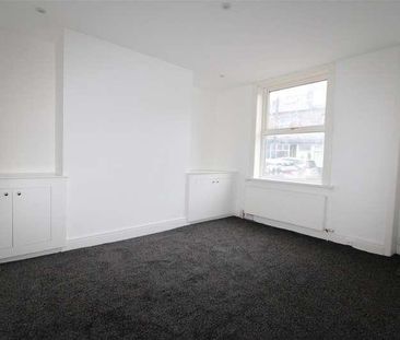 Woodhall Avenue, Bradford, BD3 - Photo 1